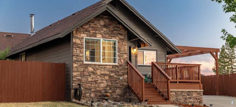 Cozy City Cabin w/King Bed/Fire Pit/Foosball/ Arcades/Playground and Nice Yard图片