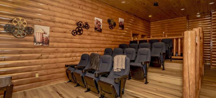 室内恒温私人泳池!!!! 影音室、大型厨房，可住30人木屋(Private Pool Indoor - Theater & Game Rooms - Hot Tub Sleeps 30 - 8 Bedrooms)图片
