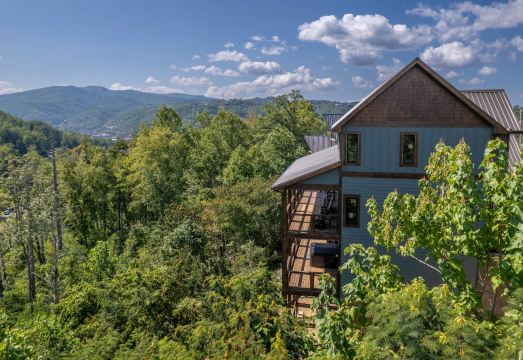Spacious Cabin with Game Room and Scenic Views - Stunning Mountain Retreat Hotel Overview