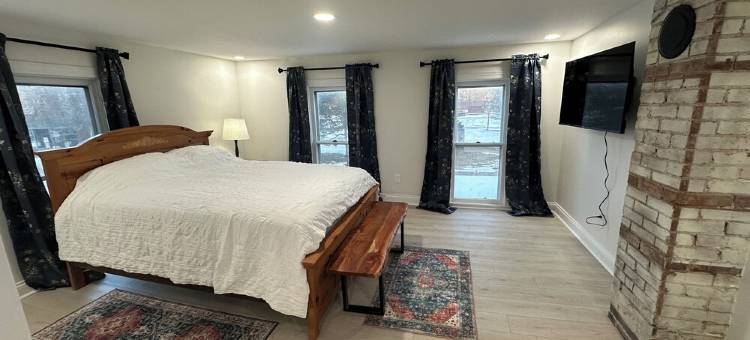 Newly renovated 1890’s home in downtown Milltown beside the Blue River!图片