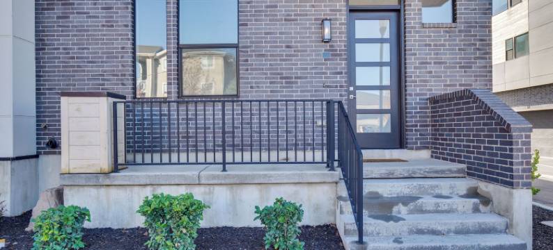 带阳台的现代化普罗沃市中心联排别墅！(Modern Downtown Provo Townhome w/ Balcony!)图片