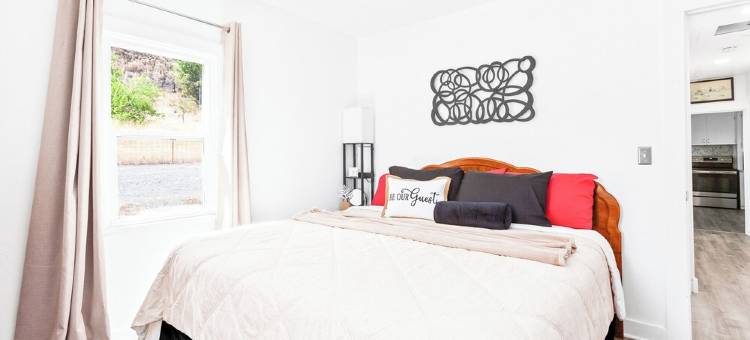 Comfort & River Views! 2-bedroom house in charming Asotin, Washington.图片