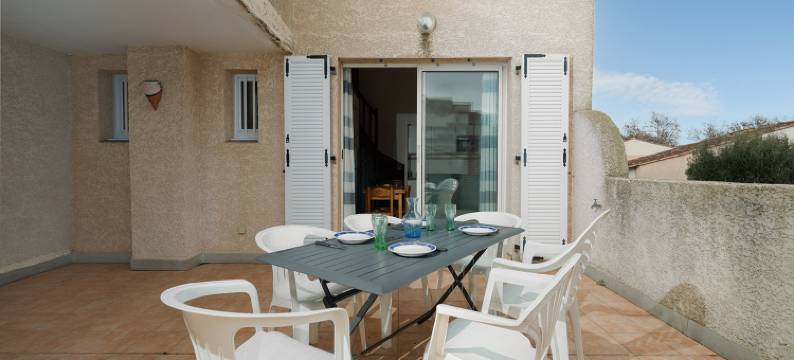 Sunny Terrace & Seaside Charm图片