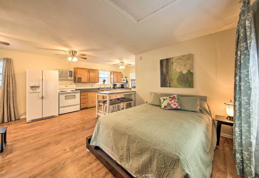 Cozy Canyon Lake Cottage 1 Mi to Guadalupe River!Hotel Overview