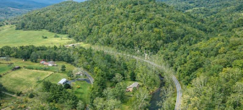 四卧室小屋在狼溪 - 钓鱼，徒步，新河乐趣和霍基周末(4Br Lodge on Wolf Creek - Fishing, Hiking, New River Fun and Hokie Weekends)图片