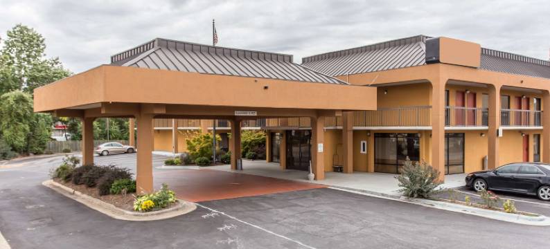 斯泰茨维尔凯隆波因特酒店(Clarion Pointe Statesville)图片