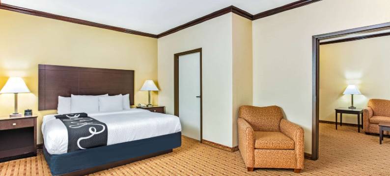 恩尼斯拉昆塔温德姆套房酒店(La Quinta Inn & Suites by Wyndham Ennis)图片