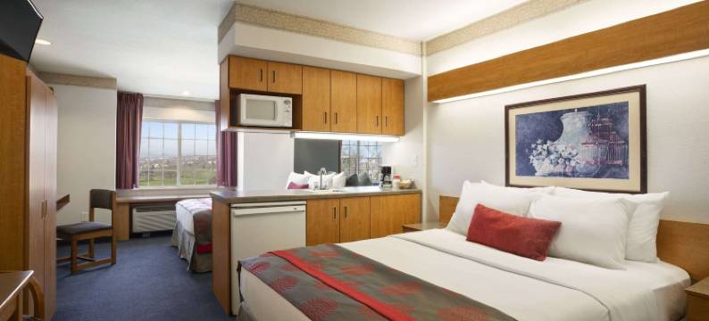 布卢明顿华美达酒店(Ramada Limited Bloomington)图片