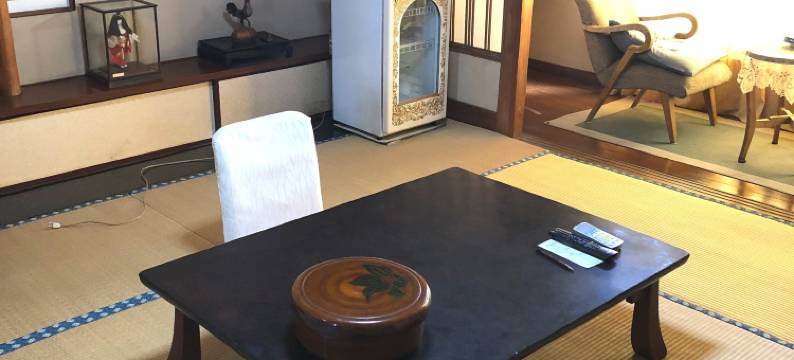 绿树环绕的疗养温泉泉屋旅馆(Izuya Ryokan)图片