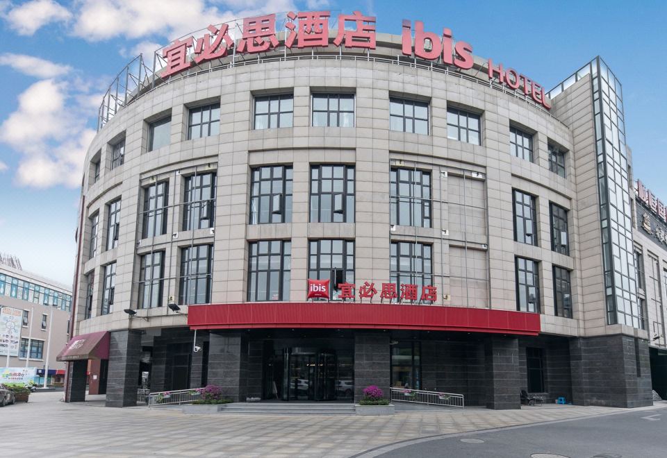 Ibis Hotel (Shanghai Hongqiao Railway Station) Hotel Overview