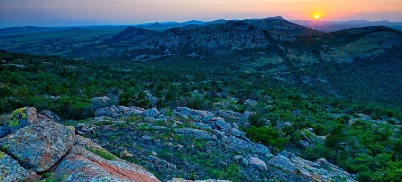 Mountain views, wrap around porch, incredible lawn with fire pit!!图片