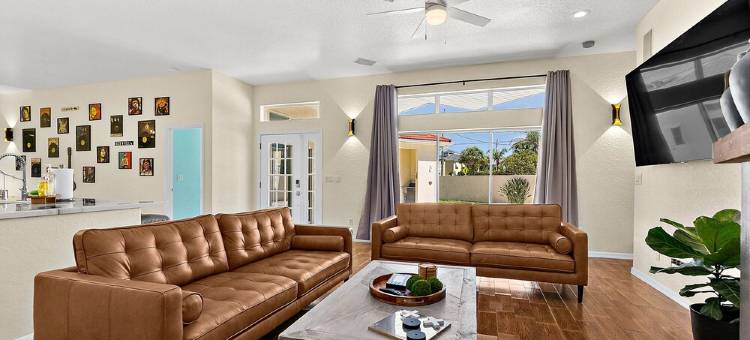 Luxury Courtyard Home w/ Heated Pool/Spa & In-law Suite, 2 Min Walk to Beach!图片