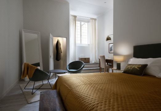 Bright 3-Bedroom Apartment with Patio in Florence Historic Center Near Duomo Hotel Overview