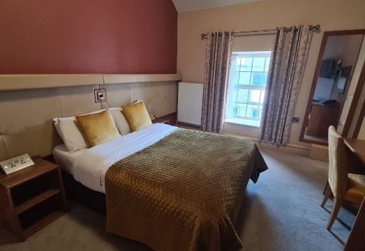 The Farnham Arms Hotel Hotel Overview