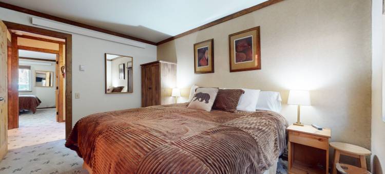 Cozy Fireplace and Year-Round Amenities - Charming Mountain Retreat图片