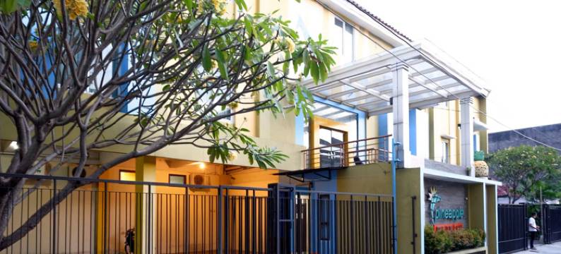 Pineapple Mansion Solo Mitra RedDoorz Near RS Jih Solo图片