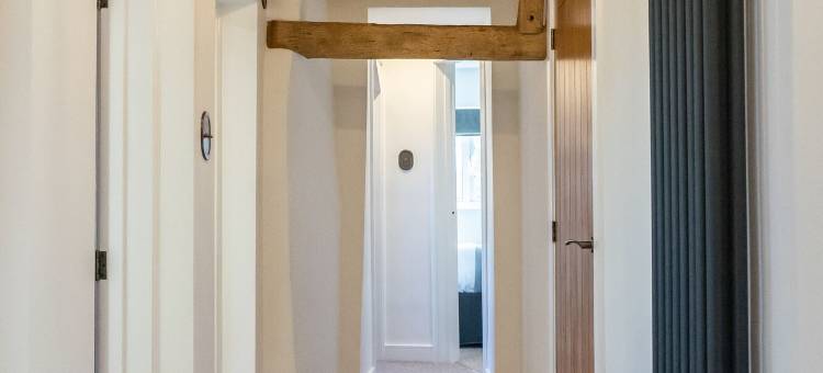 精彩4床8人民宿停车场(Stunning 4 Bed Sleeps 8 Cottage Parking)图片