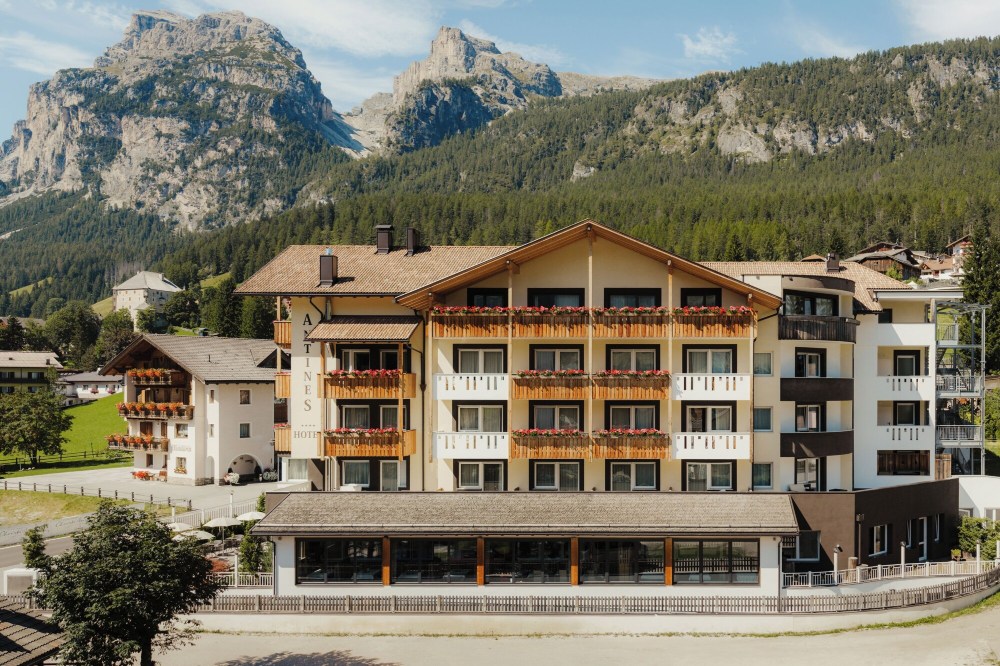 Hotel Antines Over view