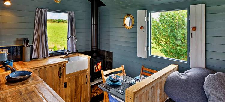 Shepherd's Hut on Llŷn Peninsula by Private Lake图片