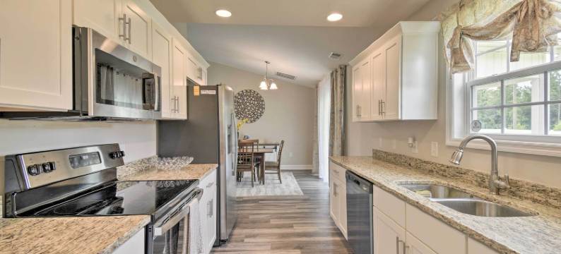 距高尔夫球场3英里：洛里斯家居，带大私人院子！(3 Mi to Golf: Loris Home w/ Big Private Yard!)图片