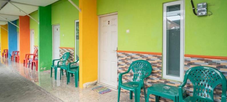 红多兹伊斯兰酒店-近诗都阿佐力宝广场(RedDoorz Syariah Near Lippo Plaza Sidoarjo)图片