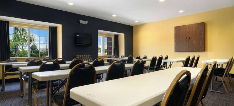 哥伦布/摩尔堡附近温德姆麦客达套房酒店(Microtel Inn & Suites by Wyndham Columbus/Near Fort Moore)图片