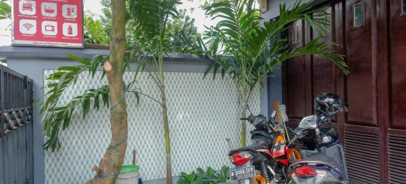 红多兹伊斯兰酒店-近日惹莫努门肯巴里(RedDoorz Syariah Near Monumen Jogja Kembali)图片