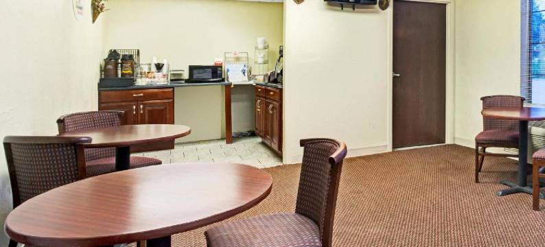 克拉克斯维尔东速8酒店(Super 8 by Wyndham Clarksville East)图片