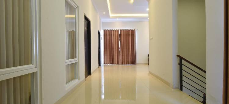 红多兹酒店近阿伦阿伦芝拉扎(RedDoorz near Alun Alun Cilacap)图片