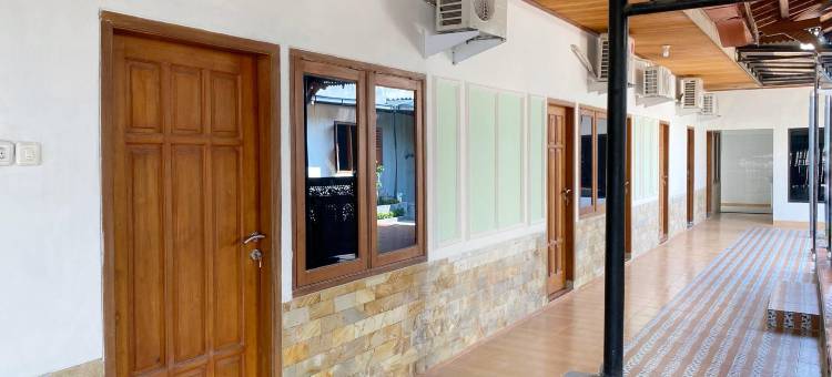 Adipura Guesthouse Syariah Mitra RedDoorz Near Terminal Nganjuk图片