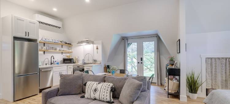 时尚的戴氏湾工作室带绝美的海湾前景(Sleek Dyes Inlet Studio w/ Stunning Bayfront Views)图片