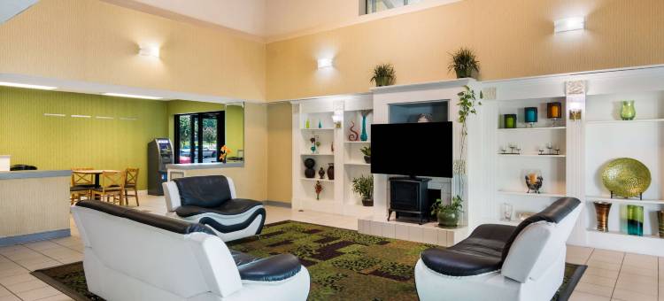 利堡罗德威酒店(Rodeway Inn at Fort Lee)图片