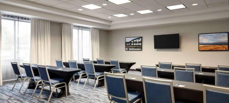 斯普林菲尔德机场广场拉昆塔温德姆套房酒店(La Quinta Inn & Suites by Wyndham Springfield Airport Plaza)图片