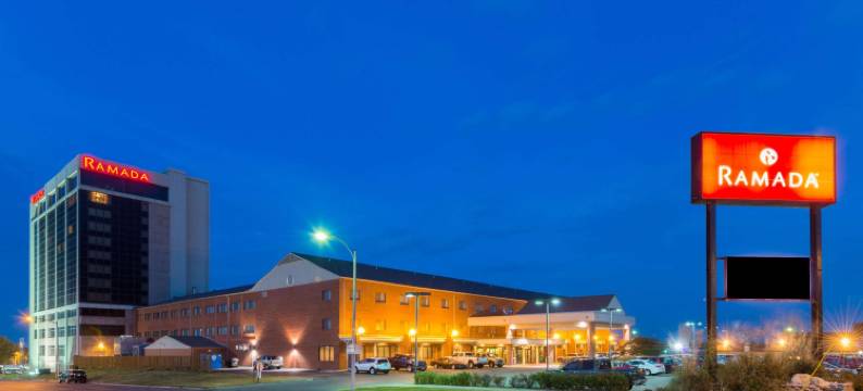 托皮卡市中心华美达酒店及会议中心(Ramada by Wyndham Topeka Downtown Hotel & Convention Center)图片