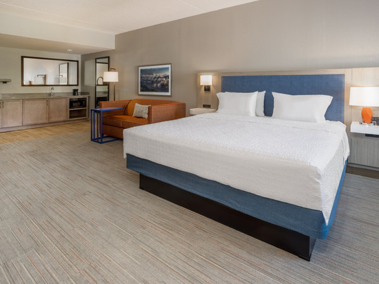 哈里曼伍德伯里欢朋酒店