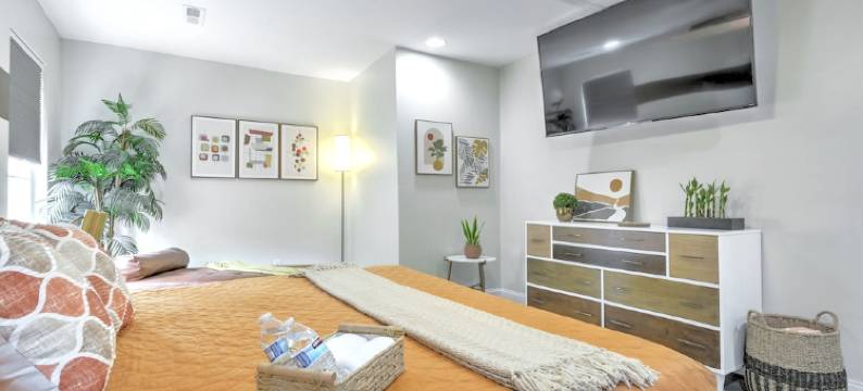 5 mins to DT, family friendly, hot tub, arcade, sleeps 8, fully fenced yard.图片