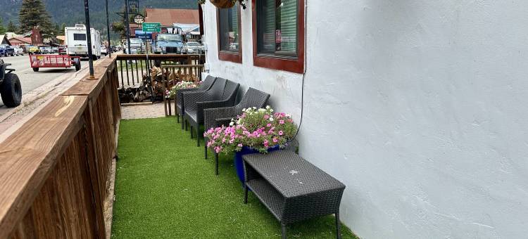 Open Floor Plan and Grassy Area - Charming Escape图片