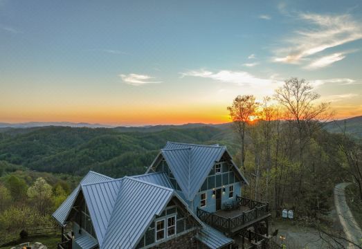 Luxe Cabin with Hot Tub and Panoramic Views - Stunning Mountain Retreat Hotel Overview