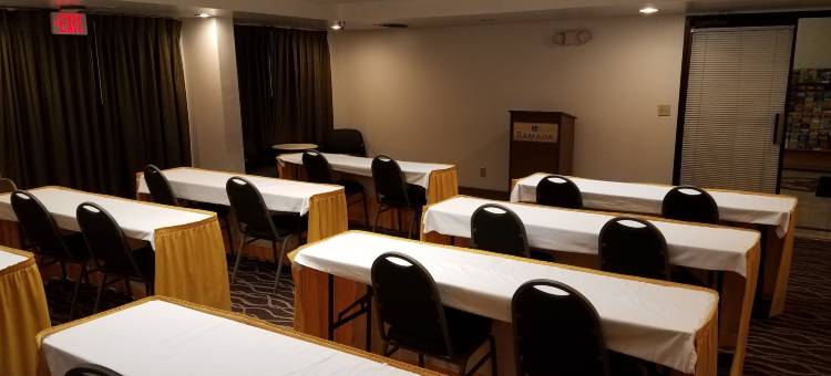 庙台-坦帕北华美达酒店(Ramada by Wyndham Temple Terrace/Tampa North)图片