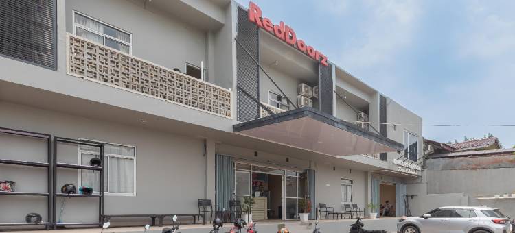 红多兹酒店-近冼都环路出口收费站(RedDoorz Near Exit Toll Sirkuit Sentul)图片