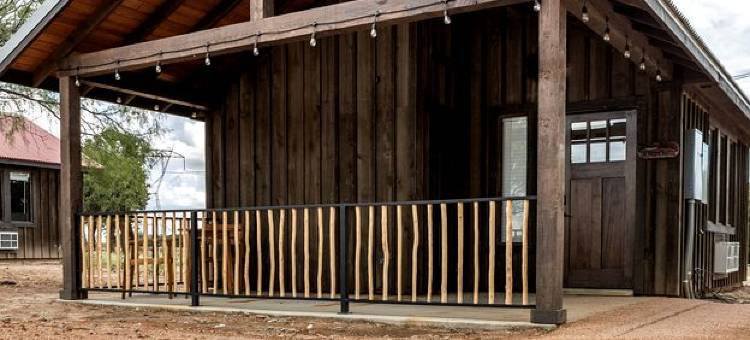 德克萨斯州韦科多彩轮椅无障碍双人小屋(Colorful, Wheelchair Accessible Cabin for Two in Waco, Texas)图片