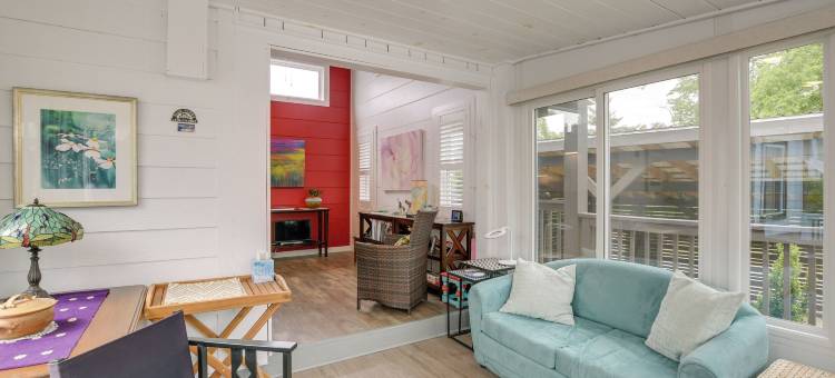 时尚平岩小屋：可使用泳池！(Flat Rock Tiny Home Fall Getaway with Grill!)图片