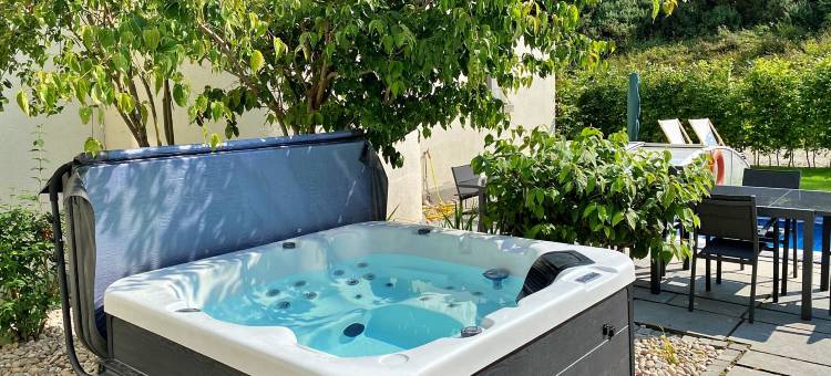 Self-catering retreat with pool, hot tub.图片