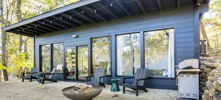 卢雷“黑胡桃木小屋占地2英亩，带火坑！(Luray 'Black Walnut Cabin' on 2 Acres w/ Fire Pit!)图片
