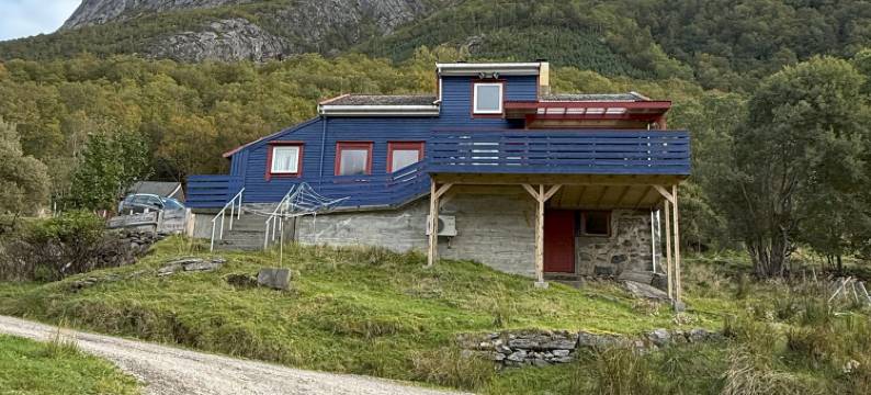 Spacious house, with boat, in beautiful landscape图片