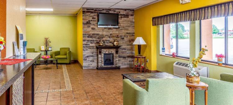 牛顿贝蒙特套房酒店(Baymont Inn & Suites Newton IA)图片