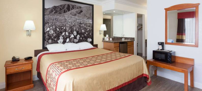 圣塔克拉利塔-瓦伦西亚速8酒店(Super 8 by Wyndham Santa Clarita/Valencia)图片