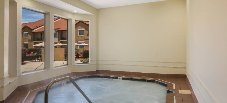 诺克斯维尔西锡达布拉夫红顶 PLUS+套房酒店(Red Roof Plus+ & Suites Knoxville West - Cedar Bluff)图片