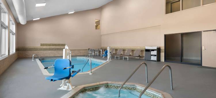 库恩拉匹兹丽怡酒店(Country Inn & Suites by Radisson, Coon Rapids, MN)图片