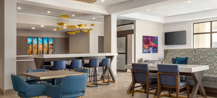 纳帕尼希尔顿欢朋酒店(Hampton Inn by Hilton Napanee)图片